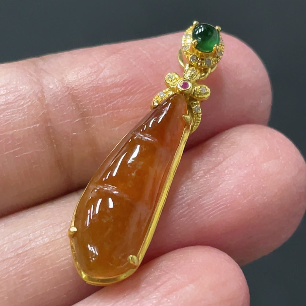 HUILIU HQ jadeite auspicious bean pendant with 18K gold and colorless diamond inlay, weighing approx. 1.8g, natural jade appearance.