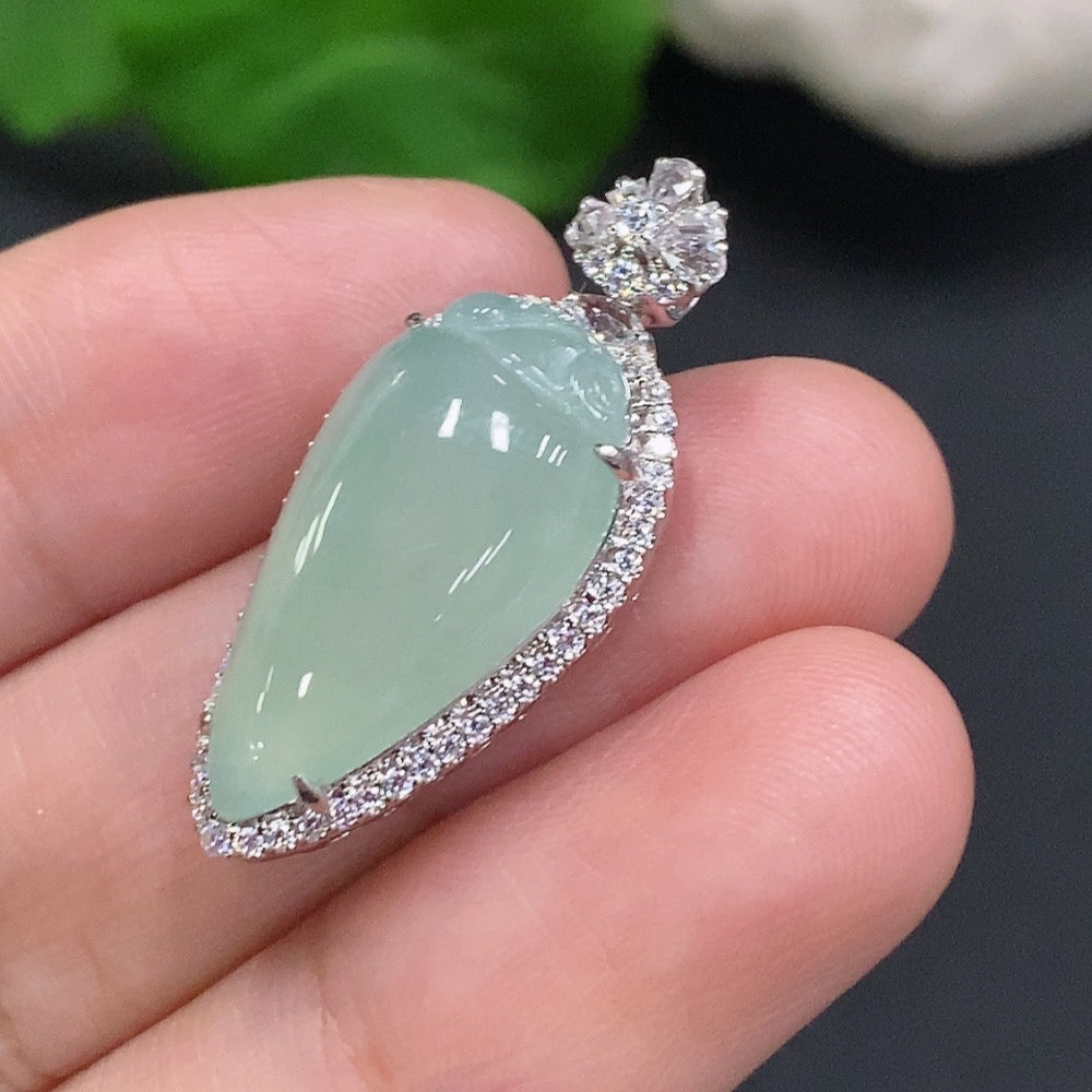Jadeite auspicious gourd pendant with gold inlay, crafted from jade, weighing about 5g, non-diamond, by HUILIU HQ.