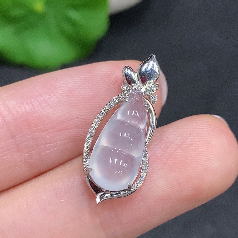 HUILIU HQ jadeite bean inlay pendant with 18k gold and diamond accents, weighing approximately 1.6g, featuring a smooth jade surface.