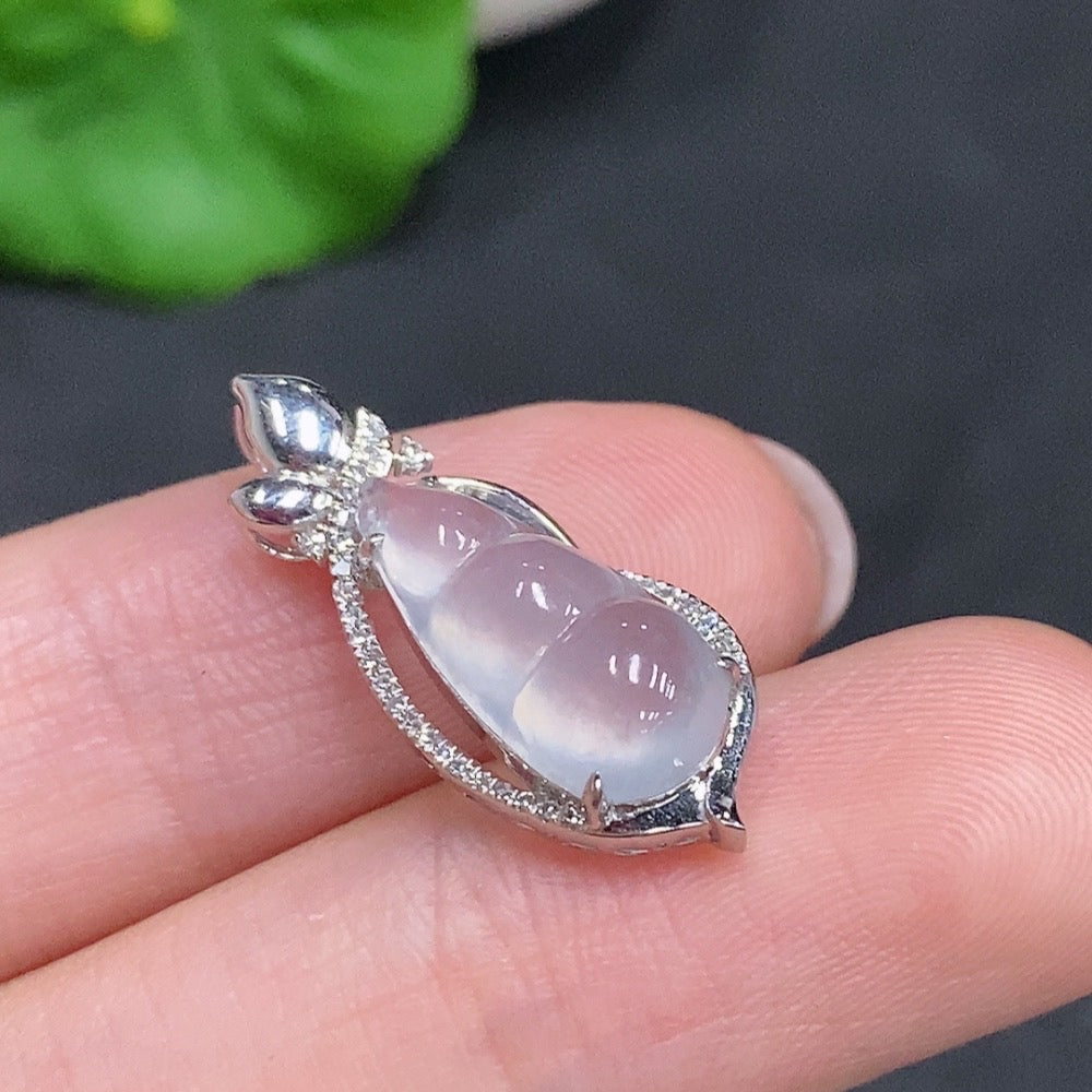 HUILIU HQ jadeite bean inlay pendant with 18k gold and diamond accents, featuring a smooth, polished jade stone.