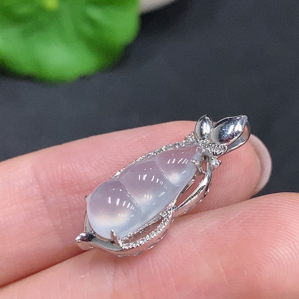 HUILIU HQ jadeite bean inlay pendant with 18k gold and diamond accents, showcasing a smooth jade pendant with gold setting.