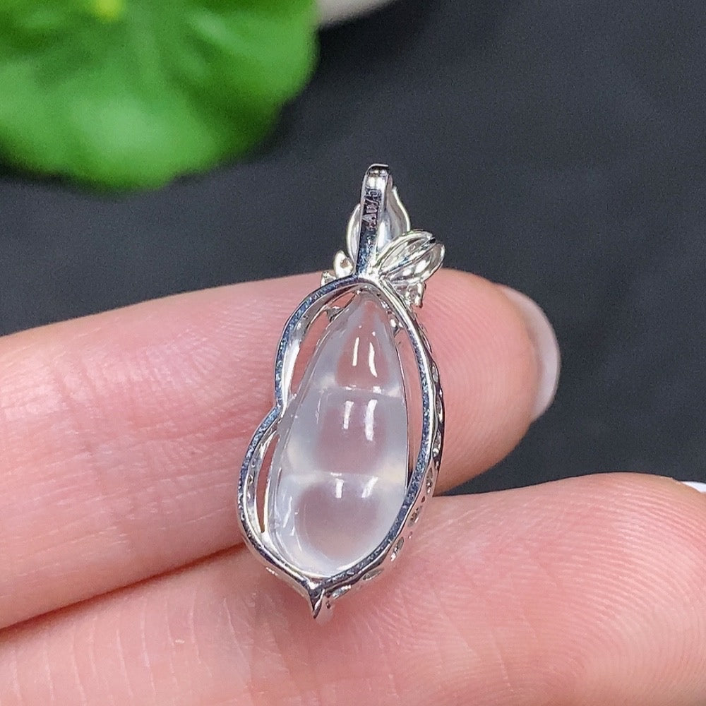 HUILIU HQ Jadeite bean inlay pendant with 18k gold and diamond accents, showcasing a smooth, polished jade gemstone design.
