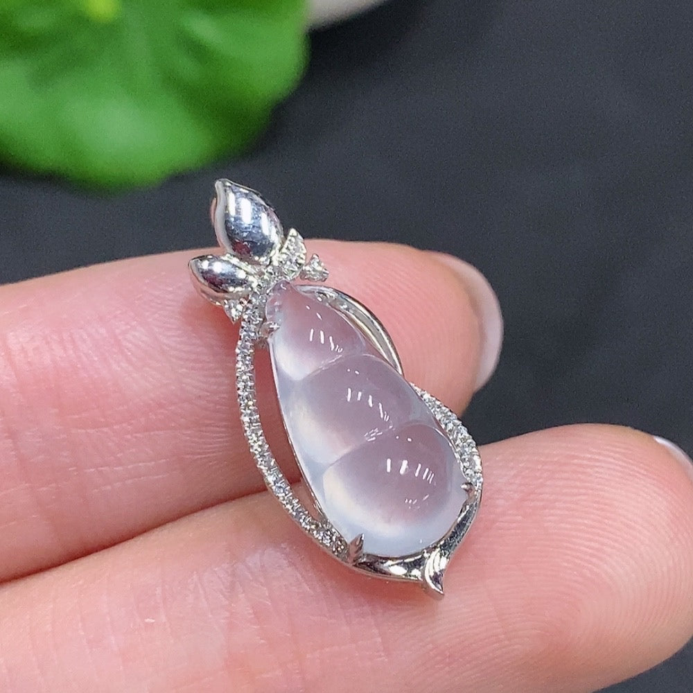 HUILIU HQ jadeite bean inlay pendant with 18k gold and diamond accents, showcasing the detailed craftsmanship and elegant design.