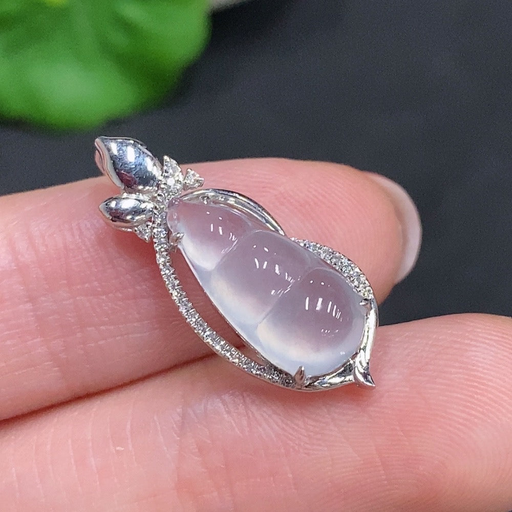 Jadeite bean inlay pendant with 18k gold setting and diamond accents, crafted by HUILIU HQ, weighs approximately 1.6g.