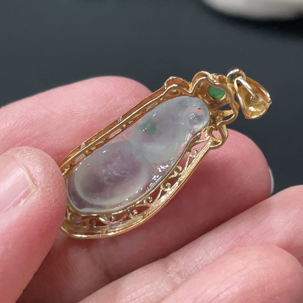Jadeite blessed bean pendant from HUILIU HQ with 18K gold and diamond accents, weighing approximately 2.46g.