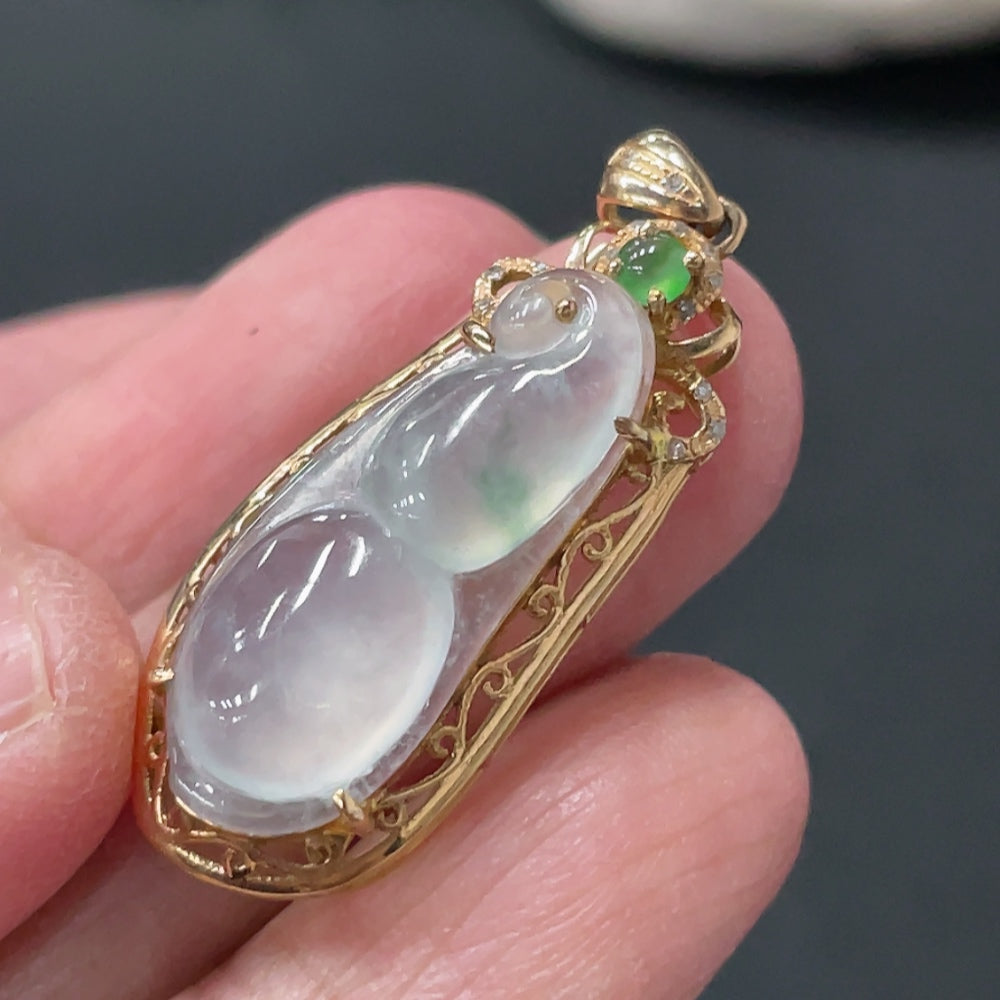 HUILIU HQ jadeite blessed bean pendant with 18K gold and diamond accents, weighing approximately 2.46g, showcasing fine craftsmanship.