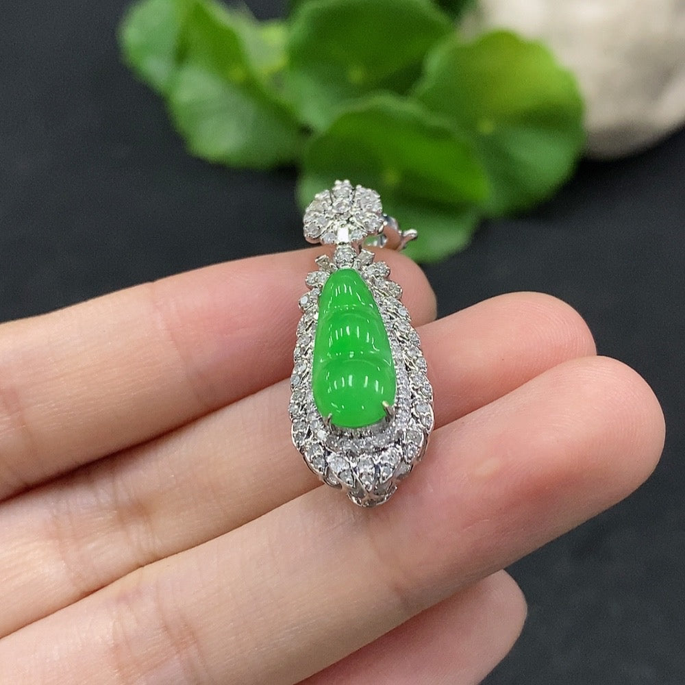HUILIU HQ jadeite blessing bean necklace with 18K gold and diamond accents, including chain, weighs approximately 15.87g.