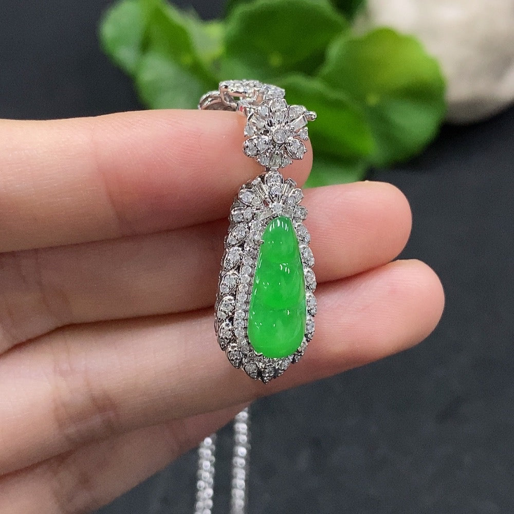 HUILIU HQ jadeite blessing bean necklace with 18K gold and diamond accents, including chain, total weight approx. 15.87g.