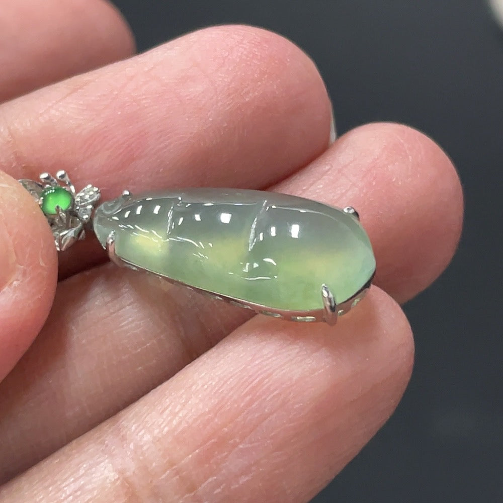 HUILIU HQ jadeite blessing bean pendant with 18K gold accents and diamond details, weighing approximately 2 grams.