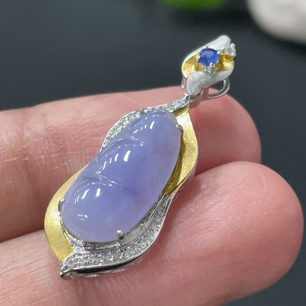 Jadeite blessing bean pendant with 18K gold setting and diamond accents, weighing approximately 1.76g, by HUILIU HQ.