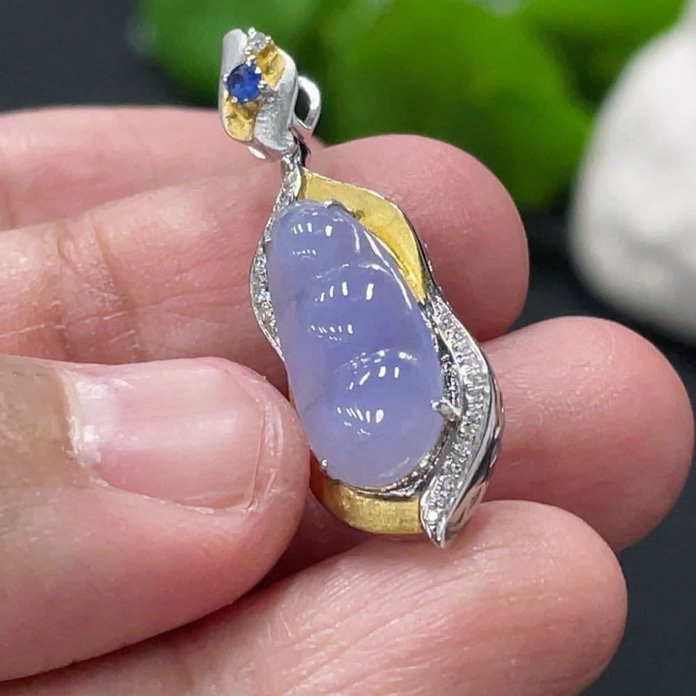 Jadeite blessing bean pendant with 18K gold setting and diamond accents, crafted by HUILIU HQ, weighs approximately 1.76g.