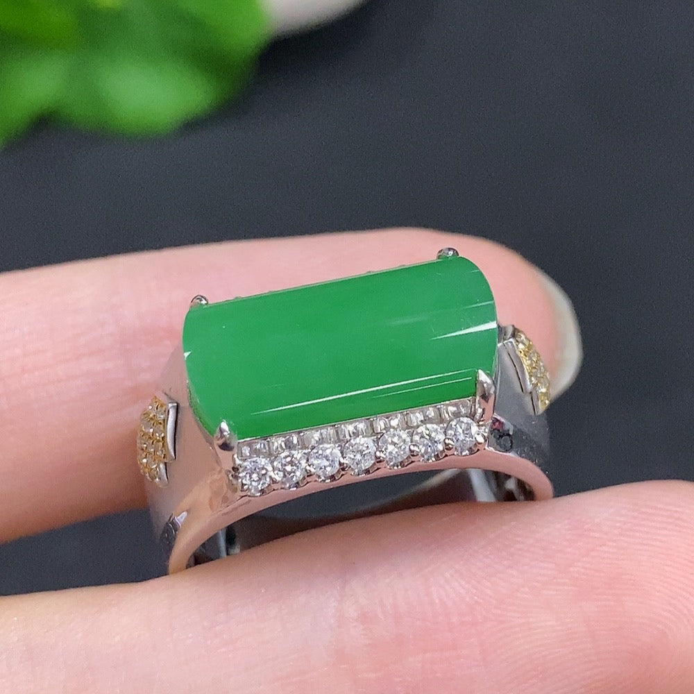 HUILIU HQ jadeite cabochon ring in 18k gold with diamond accents, size 21, featuring a smooth, polished jade stone.