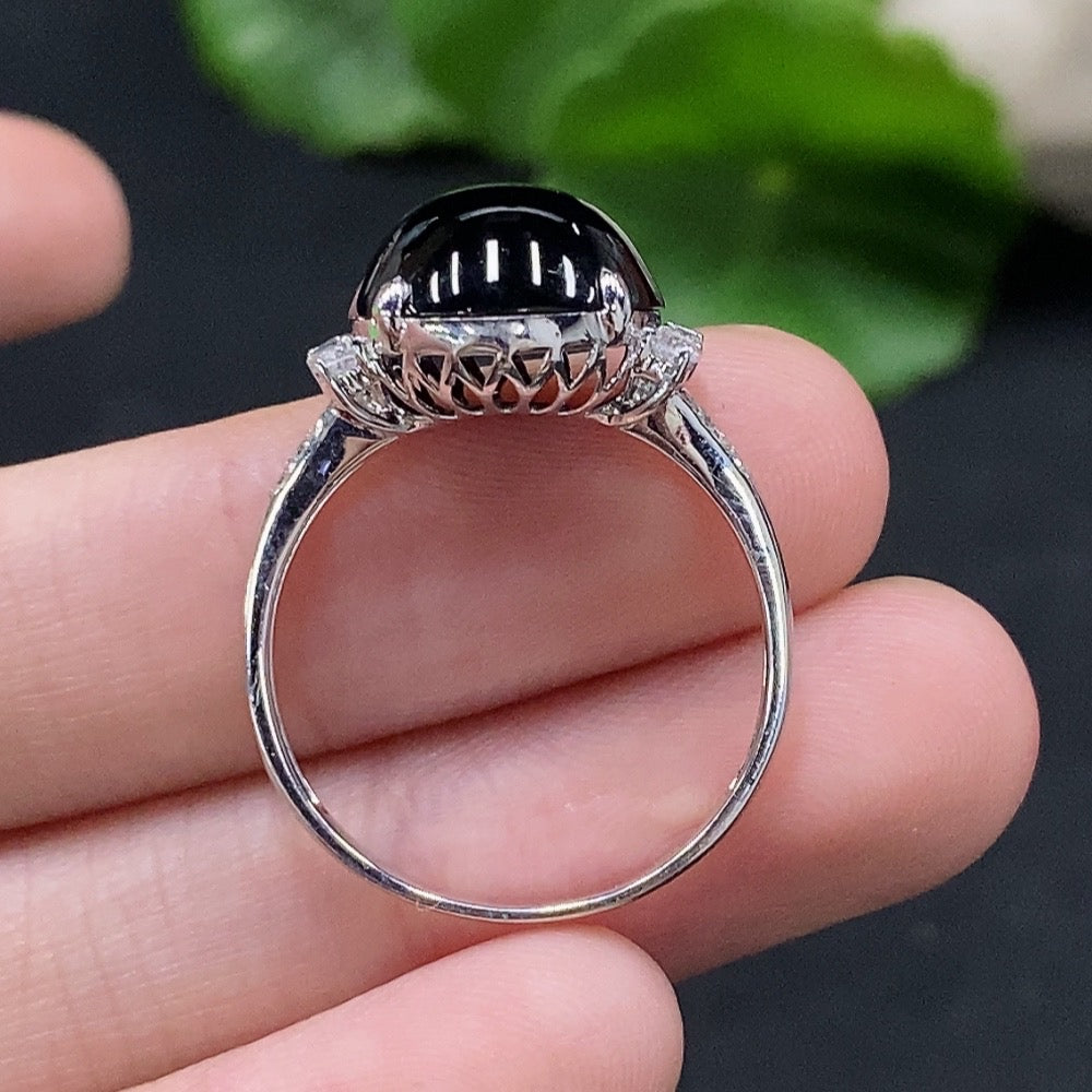 HUILIU HQ jadeite cabochon ring with 18K gold and minimal diamond accents, size 18, weighing approximately 3.71g.