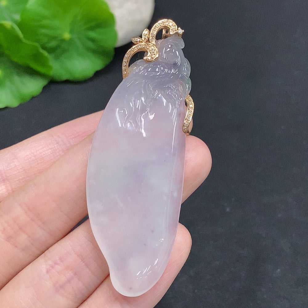 Jadeite Fu Gua pendant with 18K gold clasp, set with diamonds, crafted by HUILIU HQ, weighing approximately 17.3g.