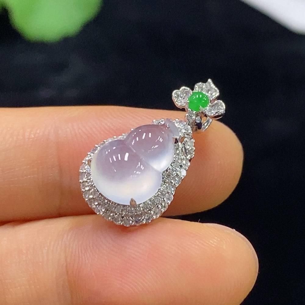 HUILIU HQ jadeite gourd pendant in 18k gold with inlaid details, weighing approximately 2.87g, showcasing intricate craftsmanship.
