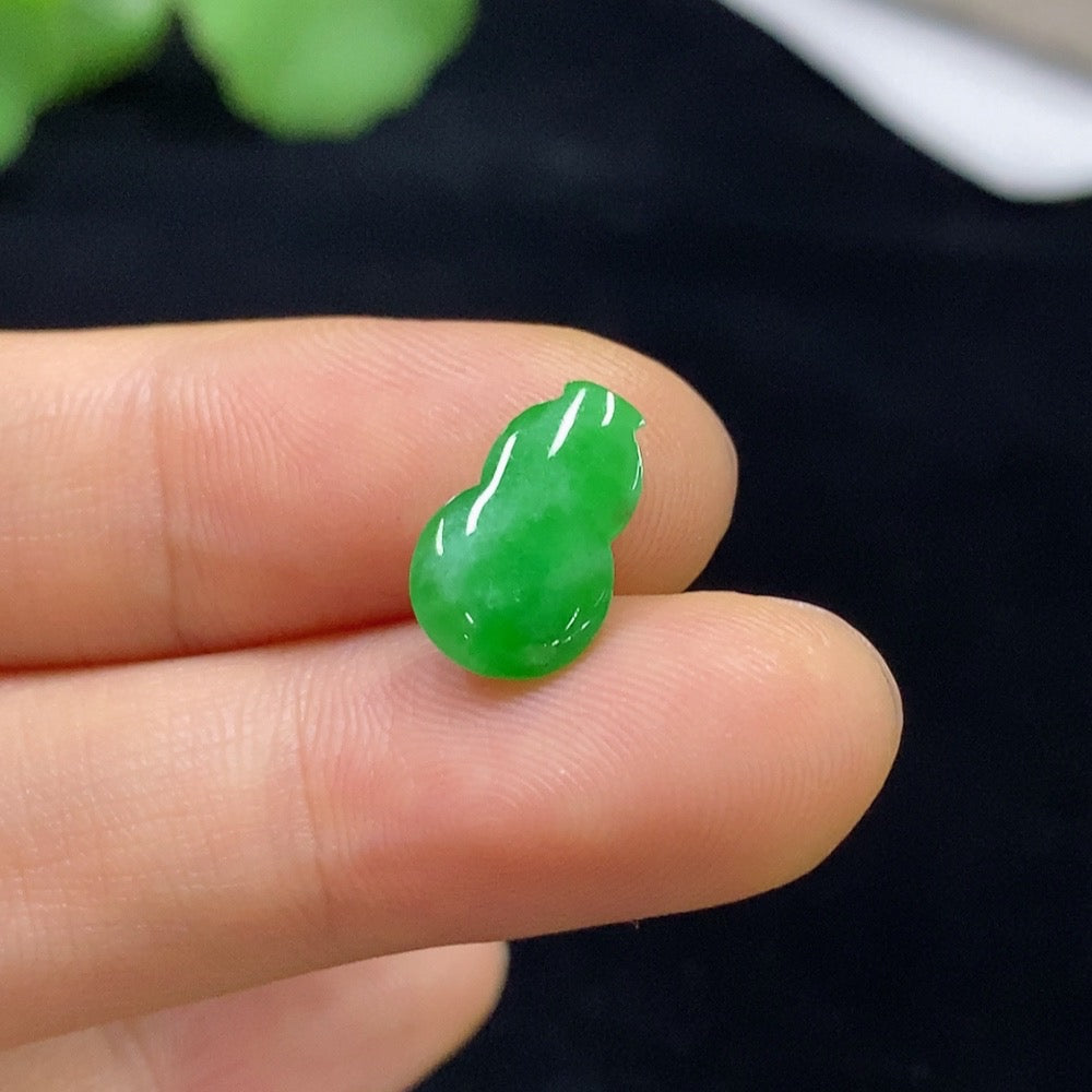 HUILIU HQ jadeite gourd inlaid piece weighing approximately 0.61g, featuring intricate craftsmanship and vibrant green jade color.