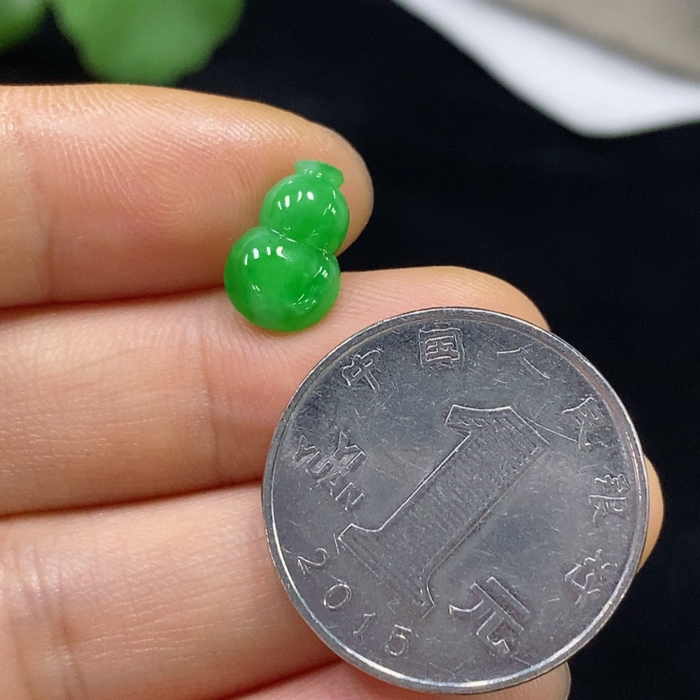 HUILIU HQ jadeite gourd inlaid piece, decorative jade ornament with detailed craftsmanship, weighs approximately 0.61g.