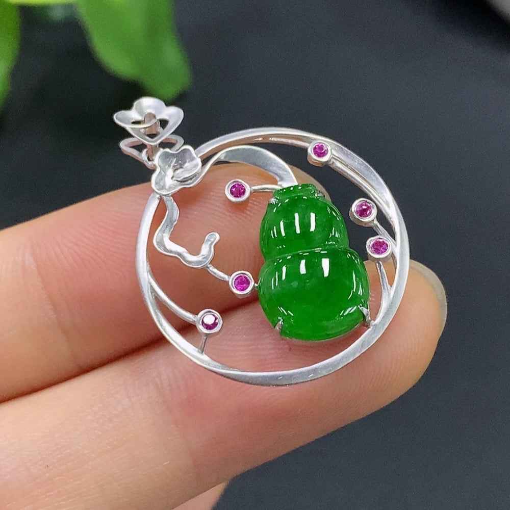 Huiliu HQ jadeite gourd pendant with 18K gold setting, about 2.58g, showcasing smooth green jade carved into a graceful gourd shape.
