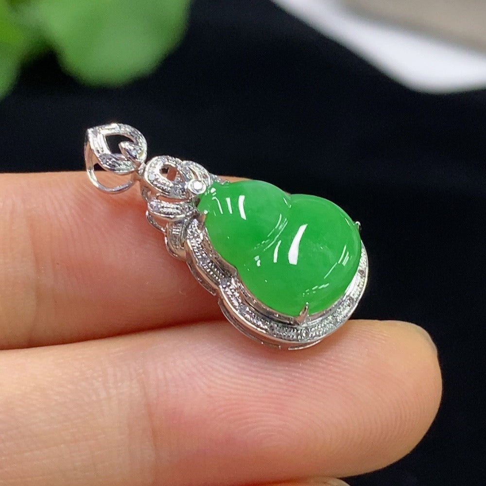 HUILIU HQ Jadeite gourd pendant with 18K gold accents and diamond details, showcasing smooth green jade and intricate craftsmanship.