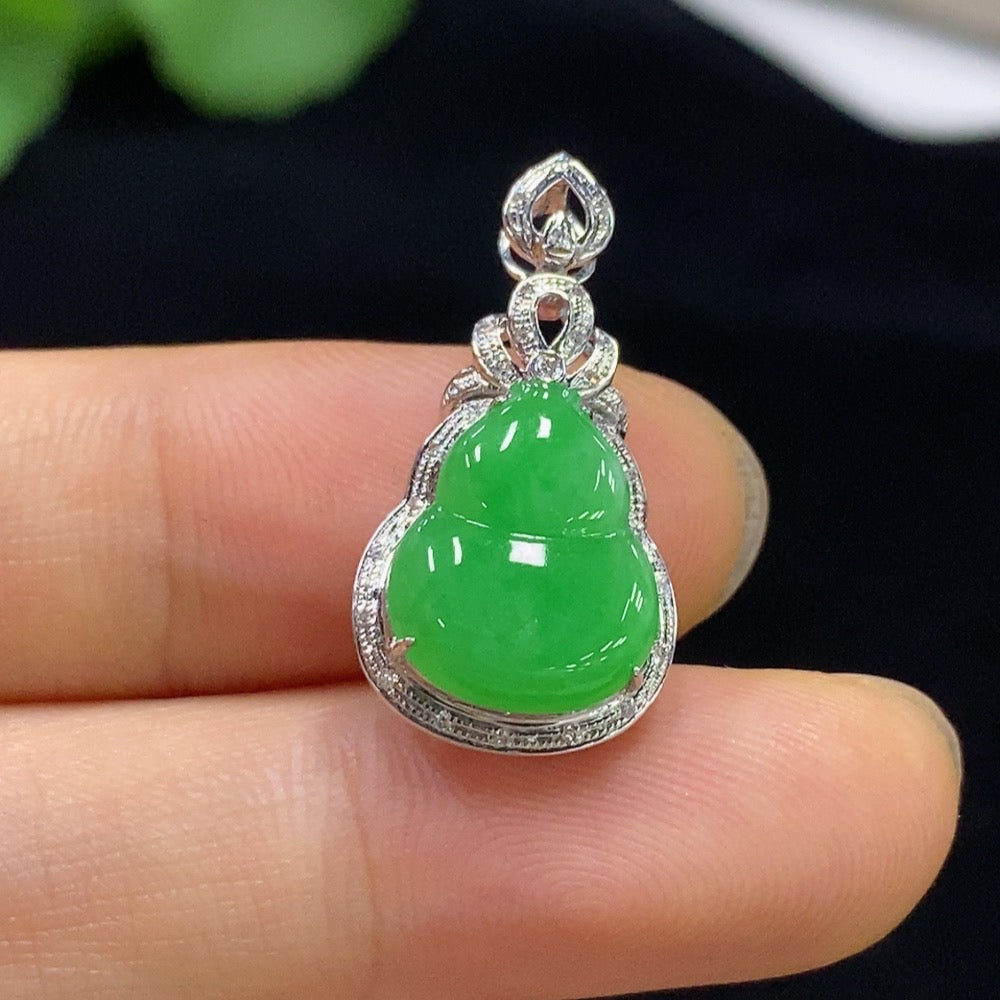 Jadeite gourd pendant with 18K gold and diamond accents, crafted by HUILIU HQ, weighing approximately 1.88g.