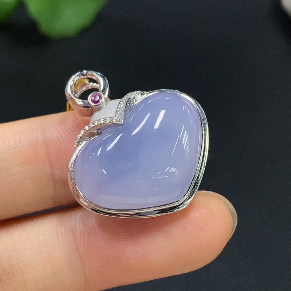 Jadeite heart pendant with 18K gold and diamond accents, crafted by HUILIU HQ, weighing approximately 5.66 grams.