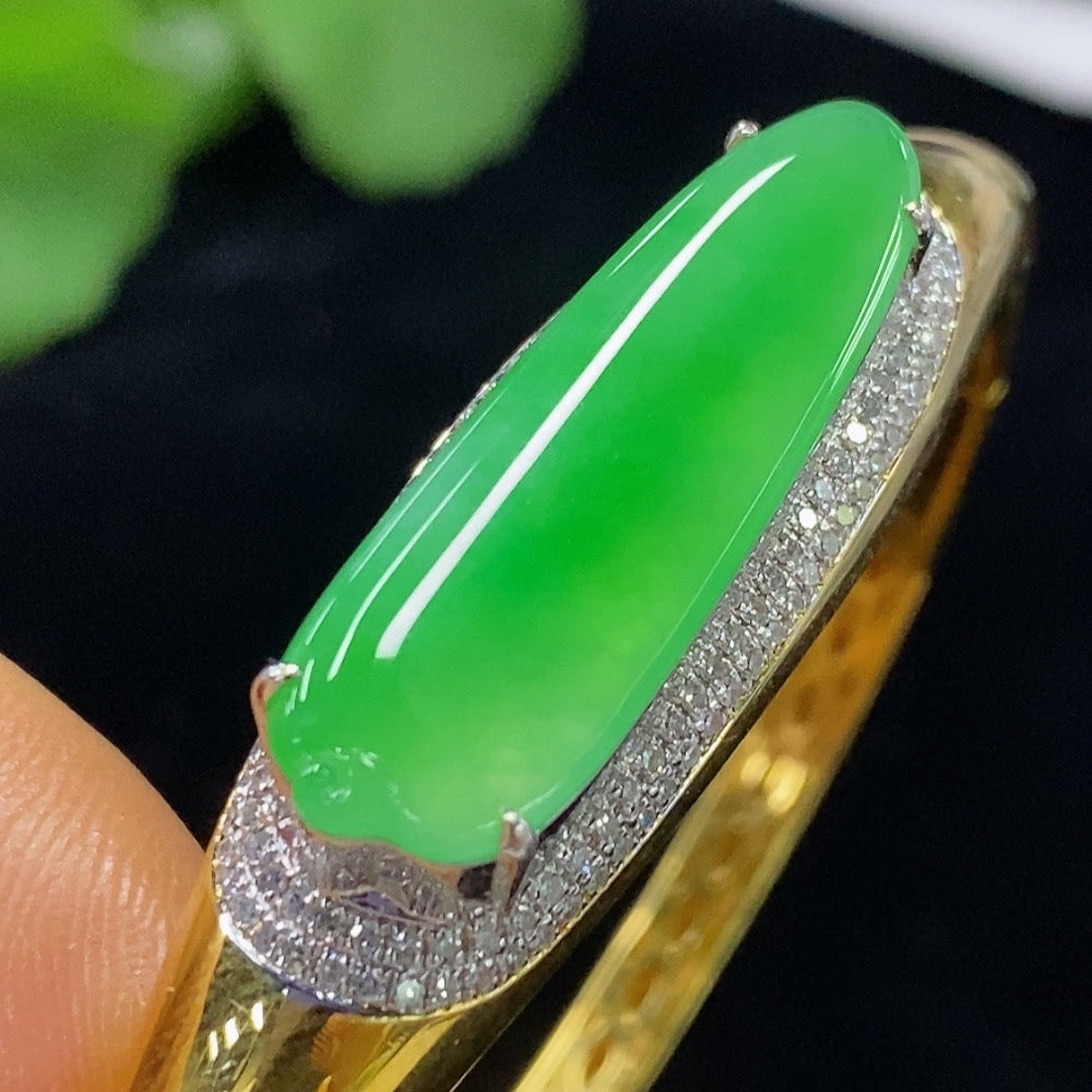 HUILIU HQ jadeite inlaid bracelet with 18k gold and diamond accents, showcasing intricate craftsmanship and elegant design.