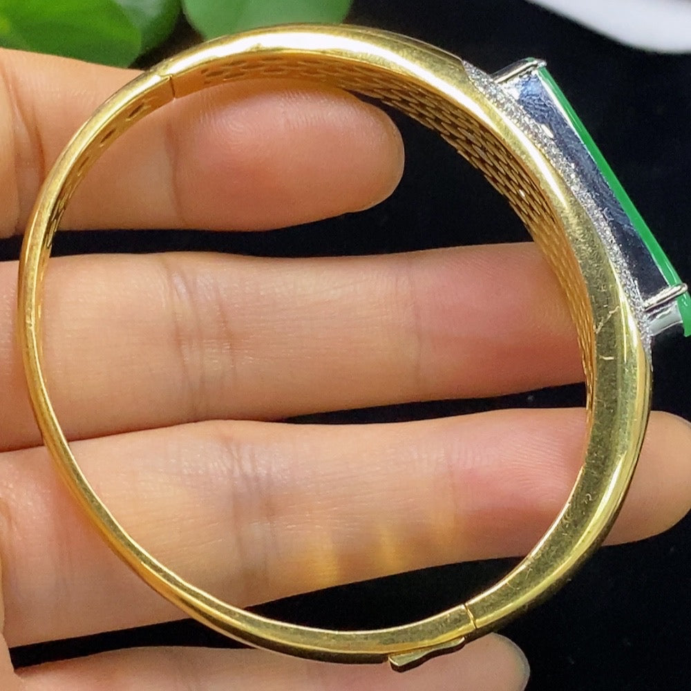 HUILIU HQ jadeite inlaid bracelet crafted with 18k gold and diamond accents, weighing approximately 16.37 grams.