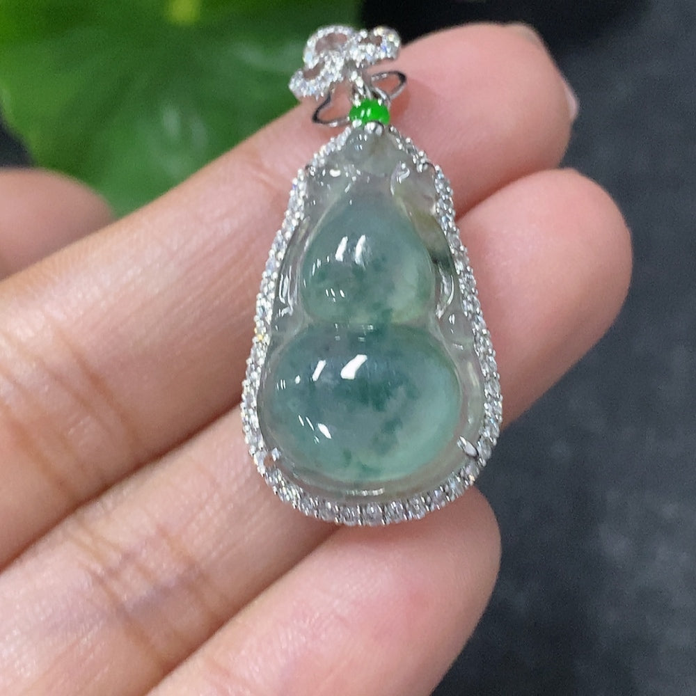 HUILIU HQ jadeite inlaid calabash pendant in 18k gold with diamond accents, showcasing detailed craftsmanship and elegant design