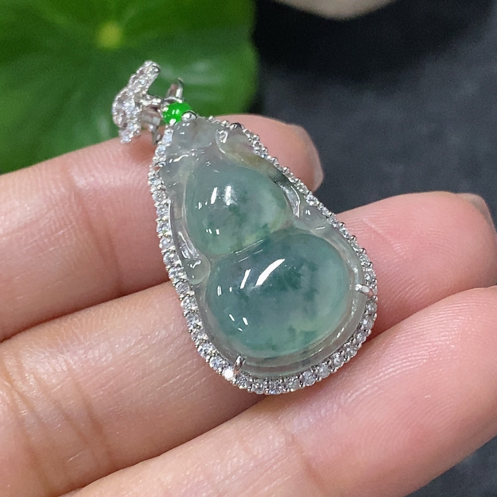 HUILIU HQ jadeite inlaid calabash pendant in 18k gold with diamond accents, showing intricate design and polished finish.