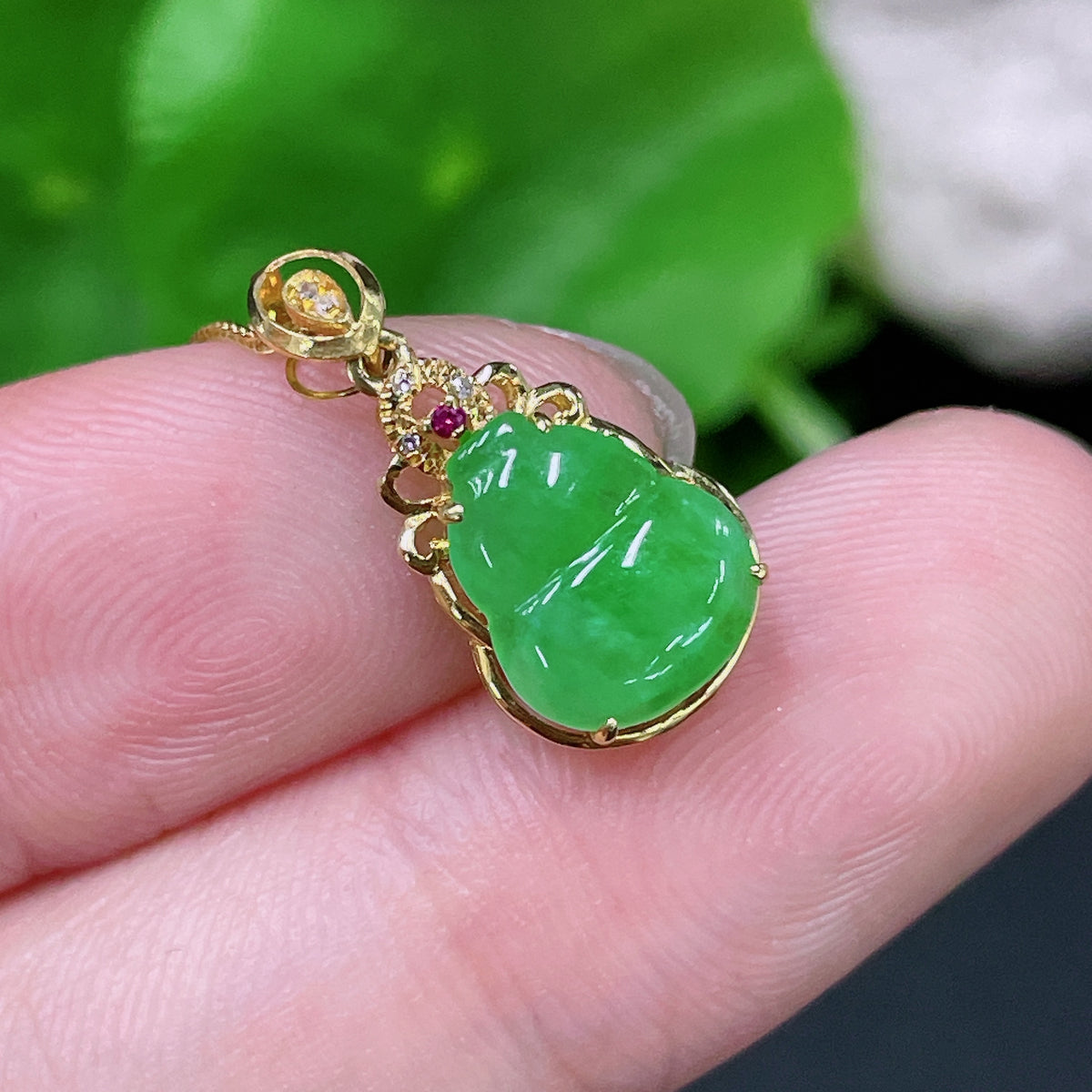 HUILIU HQ jadeite inlaid gourd pendant with 18k chain, crafted from green jade, weighing approx. 1.35g.