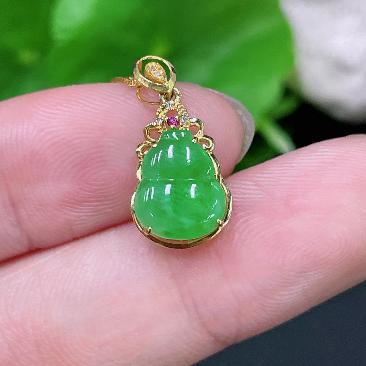 Jadeite inlaid gourd pendant with 18k chain, crafted by HUILIU HQ, weighs approx. 1.35g, featuring intricate jade design.