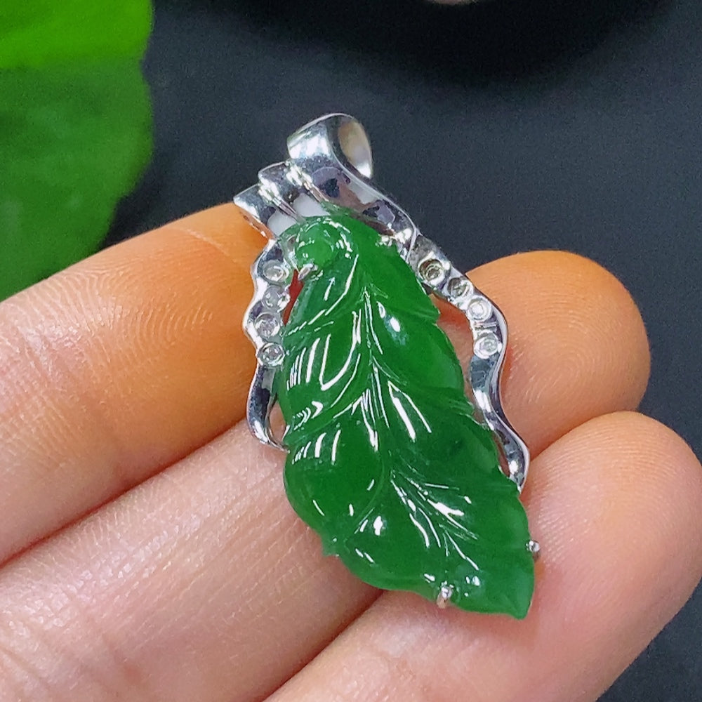 HUILIU HQ jadeite leaf pendant with inlaid design, 18k gold, total weight approx. 5.13g, showcasing intricate craftsmanship.