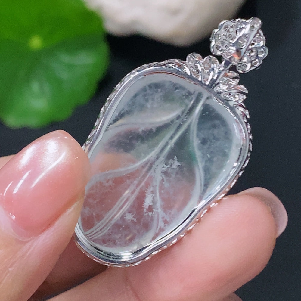 Jadeite leaf pendant with 18k gold and diamonds, crafted by HUILIU HQ, weighing approximately 5.7g.