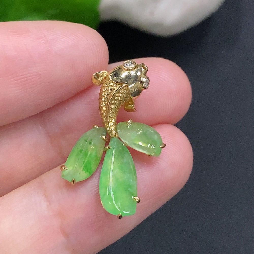 HUILIU HQ jadeite inlaid pendant with 18K gold, showcasing a polished jade piece on a delicate gold setting, weighs about 2.9 grams.