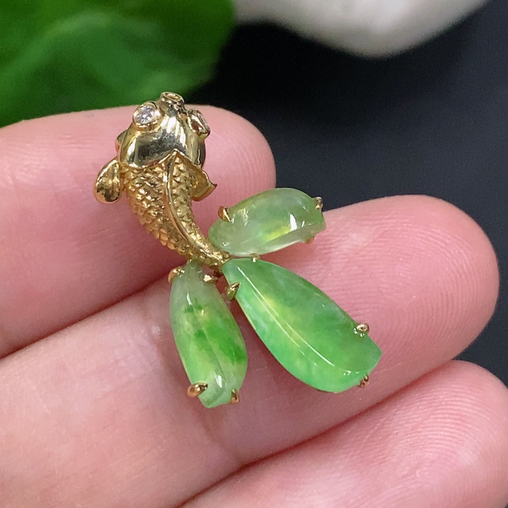 HUILIU HQ jadeite inlaid pendant crafted in 18K gold, weighing approximately 2.9 grams, featuring intricate jade detail.