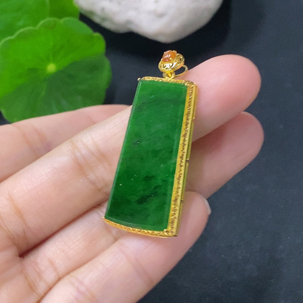 HUILIU HQ jadeite inlaid pendant with 18k gold, approx. 2g, featuring mineral components and intricate design.