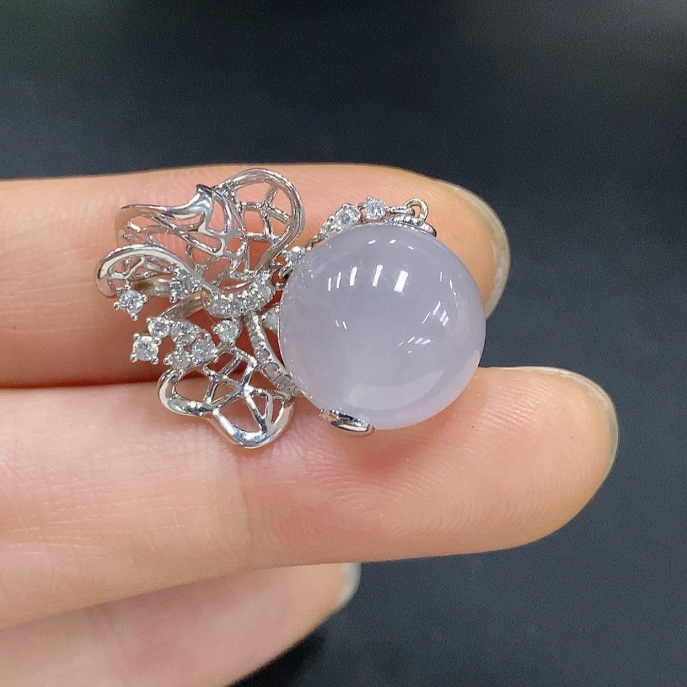 HUILIU HQ jadeite inlaid pendant in 18k gold, featuring intricate jade design, total weight approx. 6.05g.