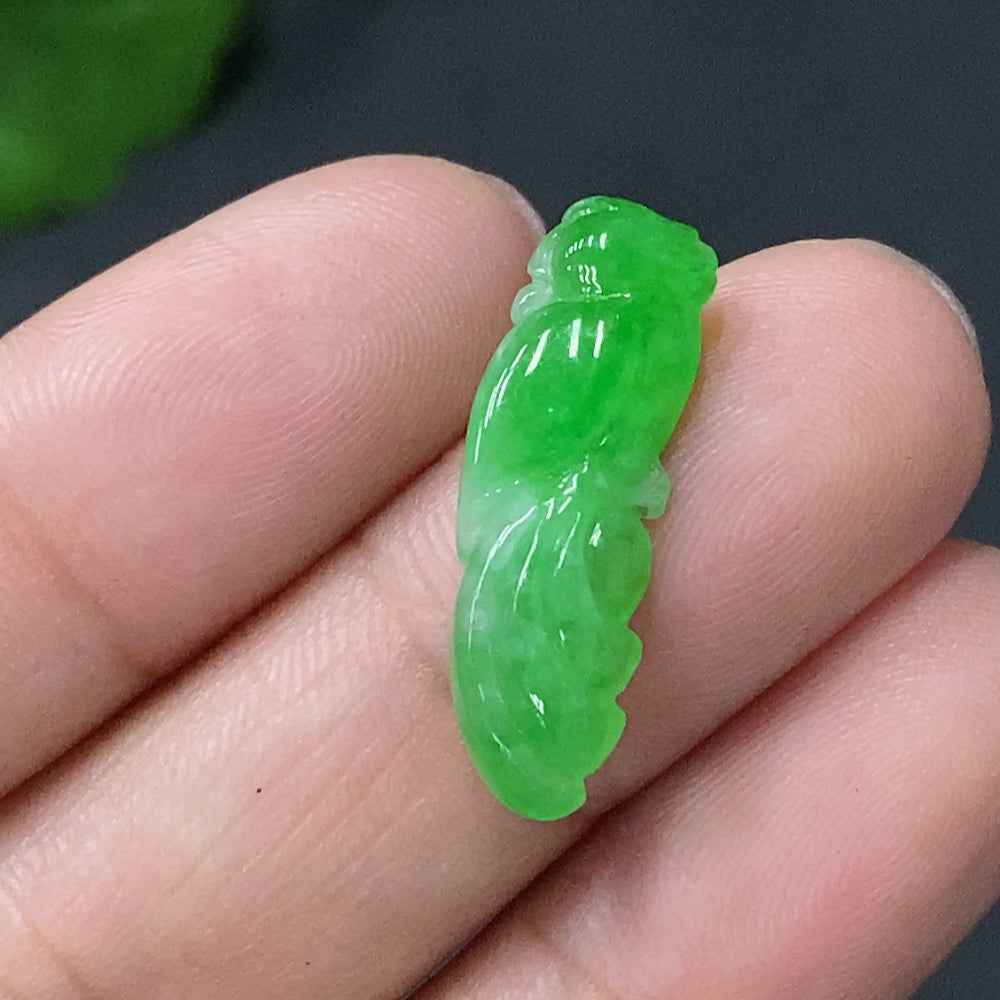 Jadeite inlaid piece shaped like a parrot from HUILIU HQ, weighing 1.080g, showcasing detailed jade craftsmanship.