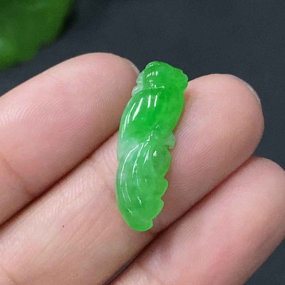 Jadeite inlaid parrot pendant by HUILIU HQ, detailed green jade with intricate inlay work, weighs 1.080g.