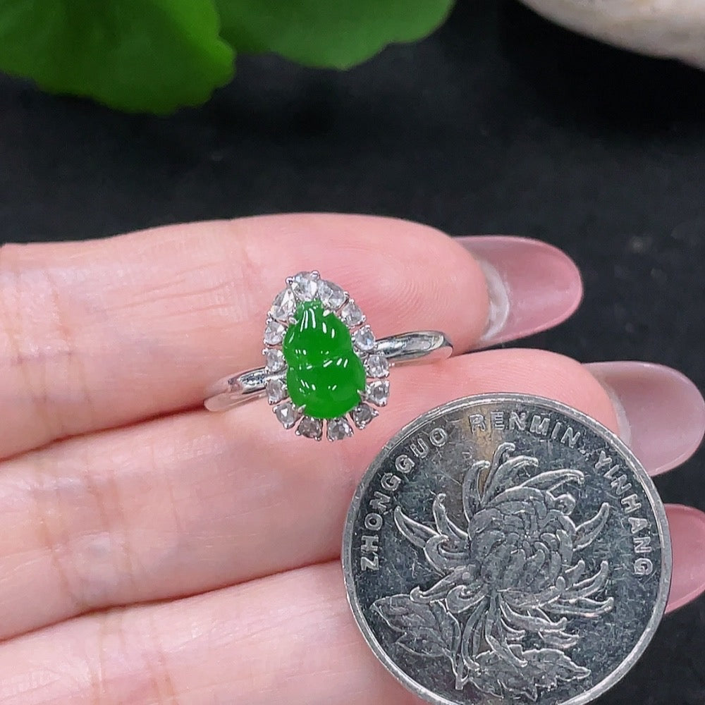 Huiliu HQ jadeite ring with diamond accents, inlaid design, featuring a polished jade gemstone and intricate craftsmanship.