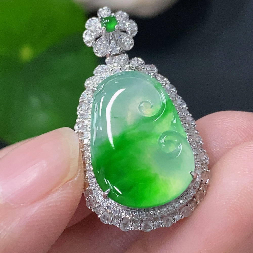 HUILIU HQ jadeite Ruyi pendant in 18k gold with diamond accents, showcasing intricate inlay and a polished finish.