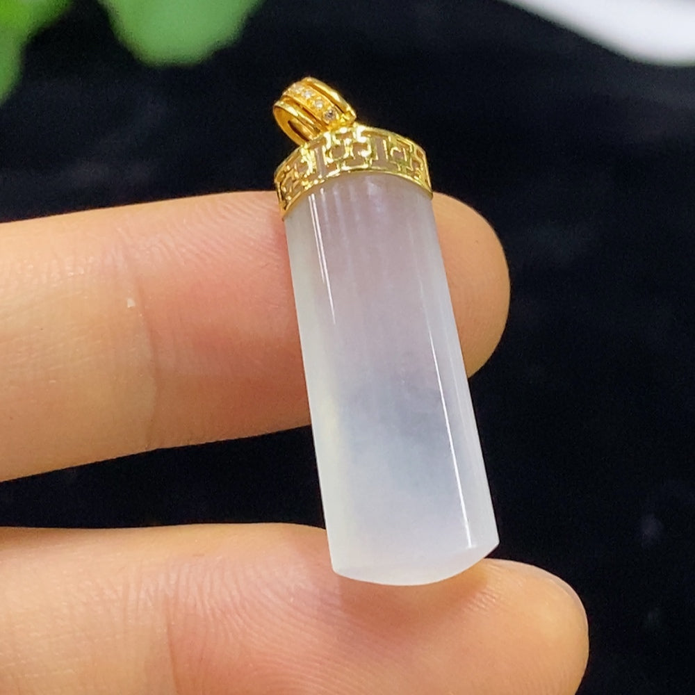 Jadeite inlay jewelry set in 18k gold with diamond accents, featuring intricate craftsmanship and a total weight of 3.11g