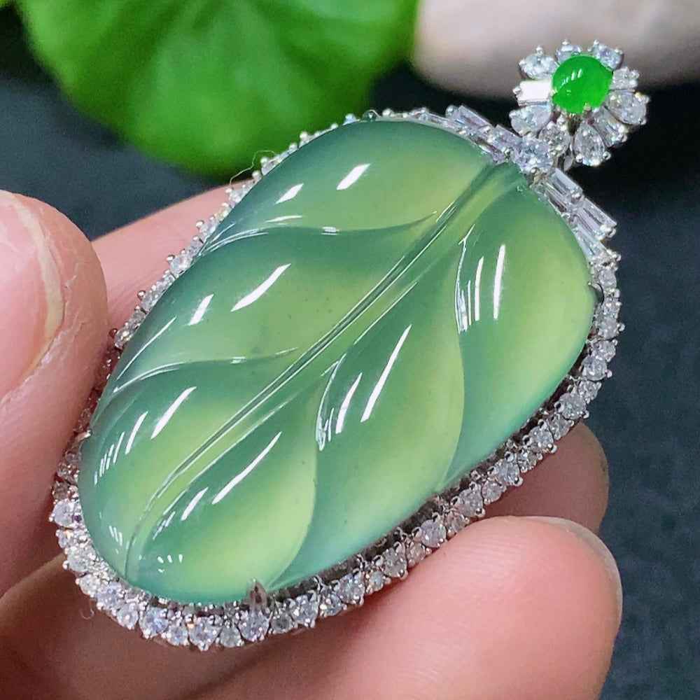 Jadeite leaf pendant with 18K gold inlay, crafted by HUILIU HQ, featuring a natural jade leaf design, weighs approximately 12.45g.