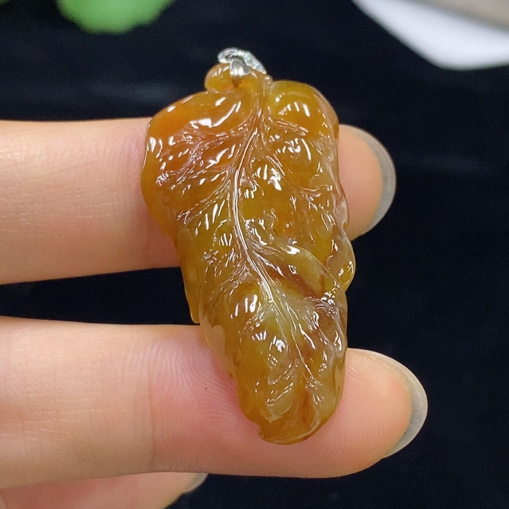 HUILIU HQ jadeite leaf pendant with 18k gold setting, weighs approx. 5.78g, featuring a natural jade leaf design with undetermined color origin.