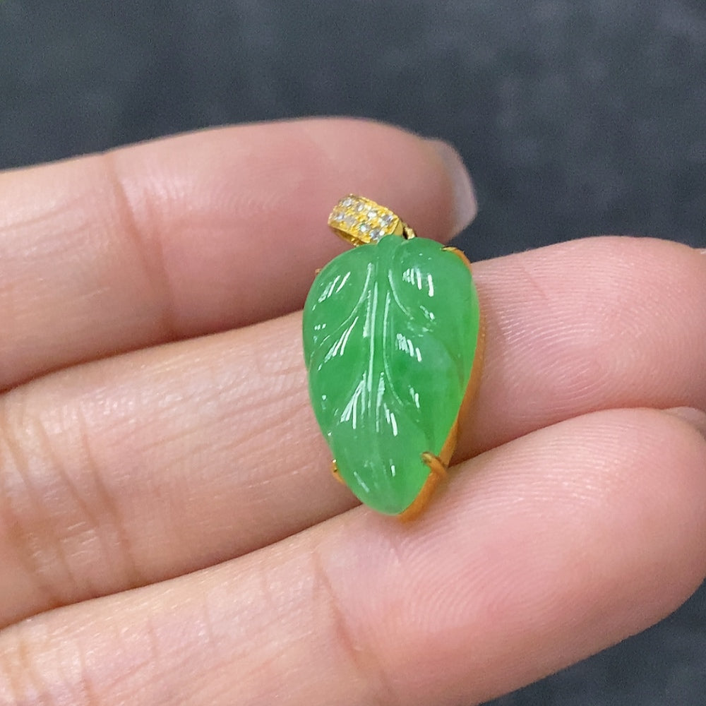Jadeite leaf pendant with 18K gold and diamond accents, crafted by HUILIU HQ, weighing approximately 1.69g.