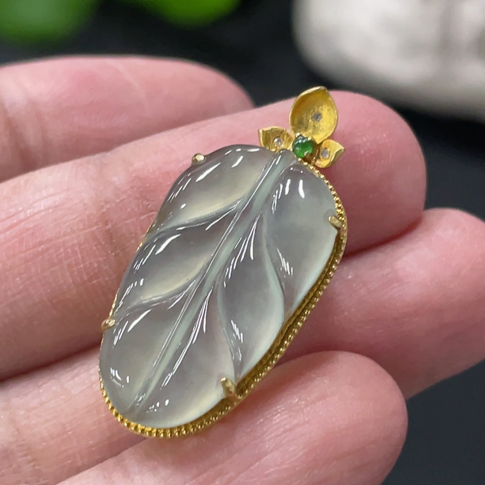 Jadeite leaf pendant with 18K gold inlay, crafted by HUILIU HQ, weighs approximately 2.76g, showcasing intricate jade jewelry.