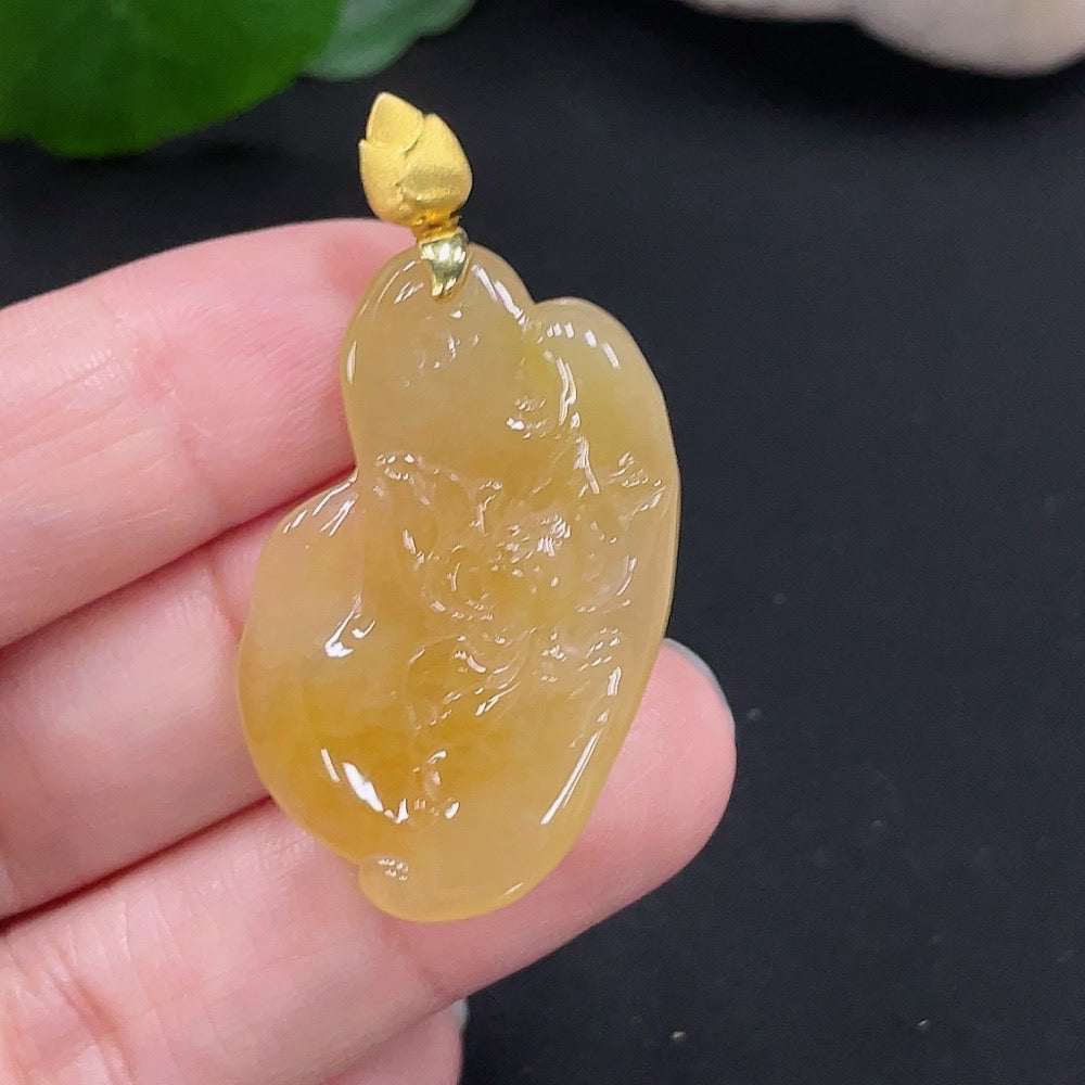 HUILIU HQ jadeite lotus pendant in 18K gold, weighing approx. 7.5g, with undetermined color origin, intricate lotus design.