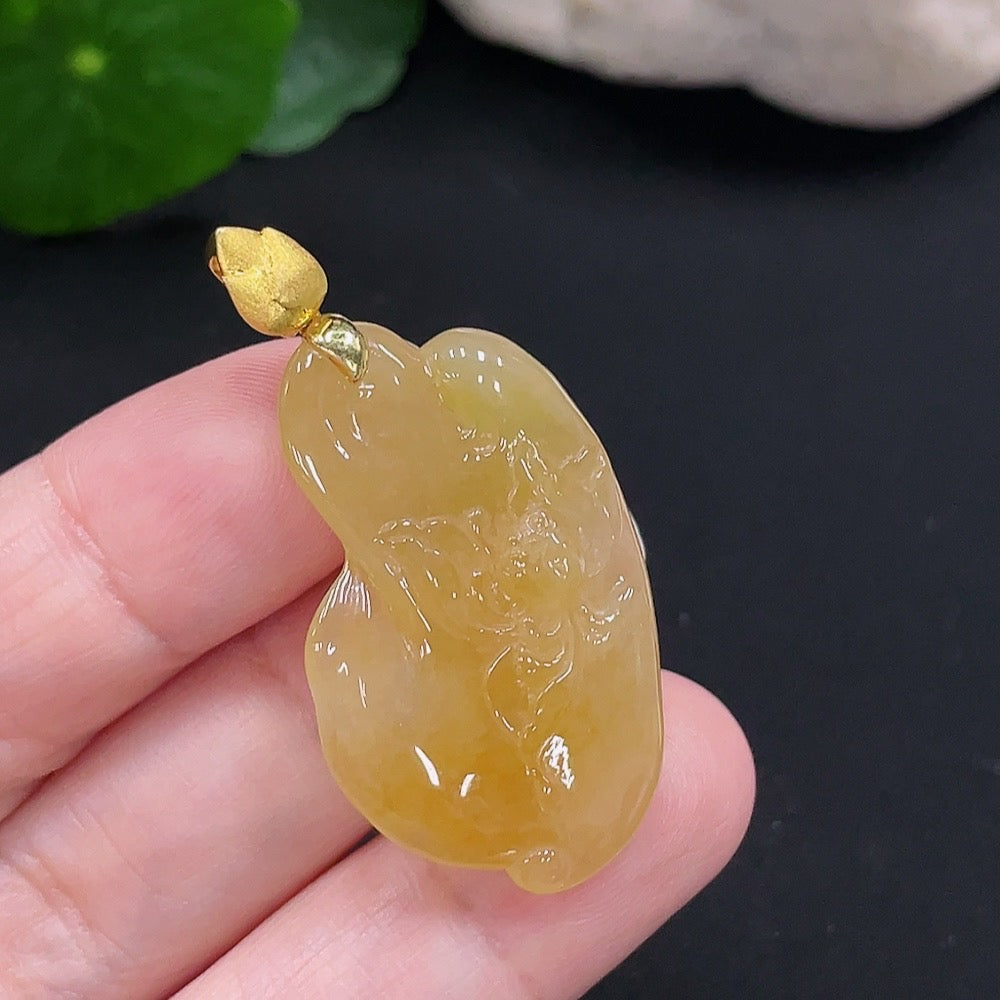 HUILIU HQ Jadeite lotus pendant with 18K gold, approximately 7.5g, featuring a detailed lotus design and smooth jade surface.