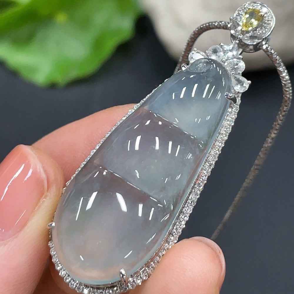 HUILIU HQ jadeite lucky bean pendant in 18K gold setting, weighing approx. 7.4g, with a green jade teardrop shape and gold accents.
