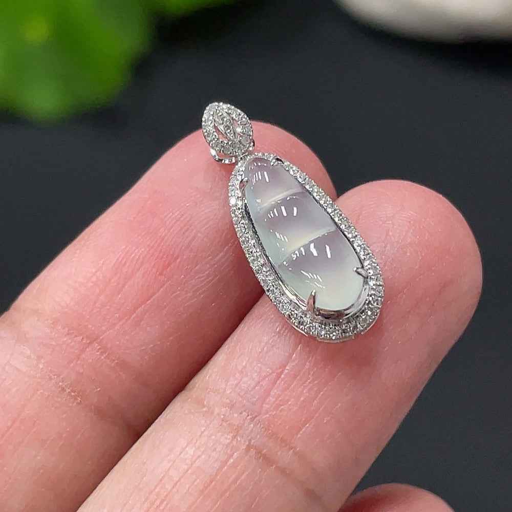 Jadeite lucky bean pendant with 18K gold setting, handcrafted jade jewelry from HUILIU HQ, approximately 0.9g.